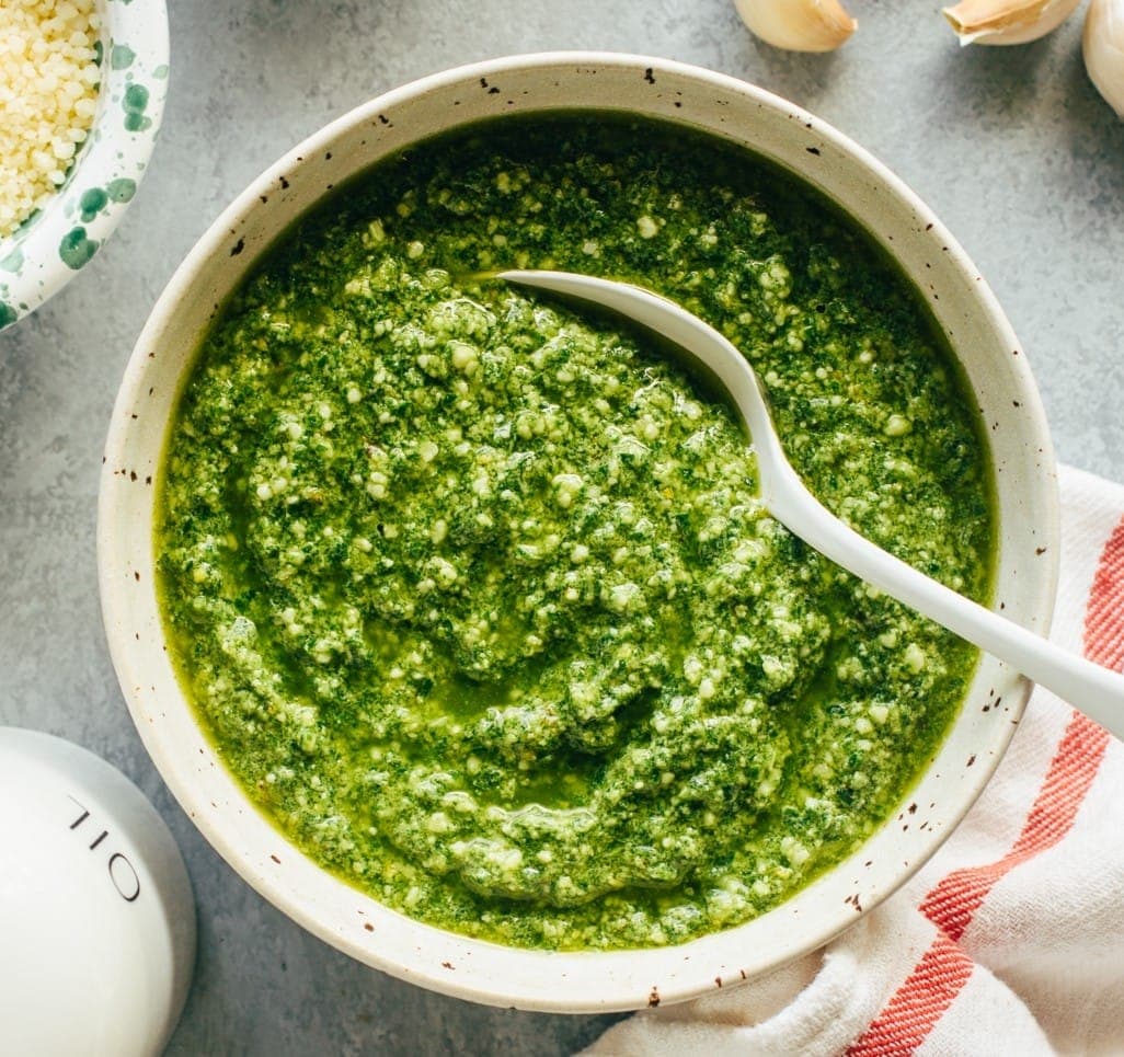 Tigela de pesto de manjericão com uma colher