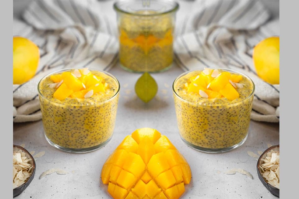 Copos de iogurte com sementes de chia cobertos com cubos de manga e lascas de amêndoa