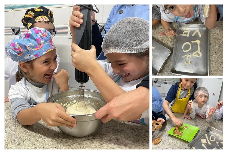 Crianças sorridentes batem a massa em uma tigela; ao lado, massa modelada na assadeira e biscoitos assados
