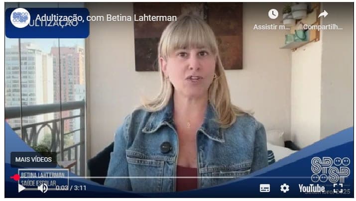 Vídeo Adultização, com Betina Lahterman, falando para a câmera