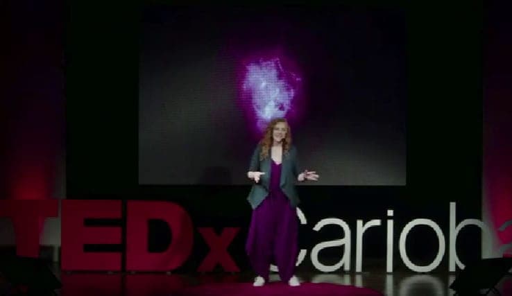 Sheylli Caleffi falando no palco do TEDx