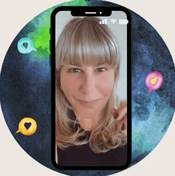 Betina Lahterman em vídeo na tela de um celular, sobre mitos e verdades da educação bilíngue