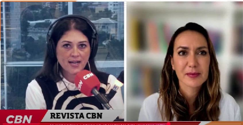 Programa Revista CBN: apresentadora no estúdio entrevista a juíza Vanessa Cavalieri por vídeo