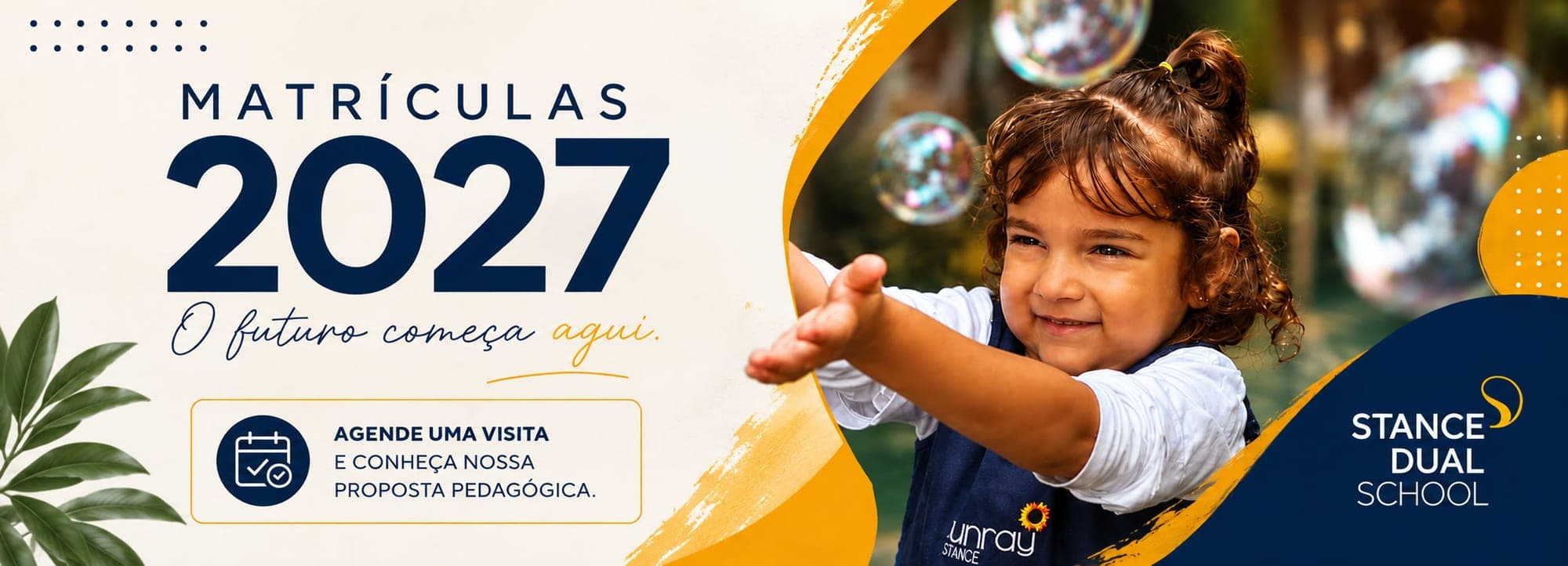 Banner Matrículas 2027, O futuro começa aqui: menina brinca com bolhas de sabão. Agende uma visita e conheça nossa proposta pedagógica