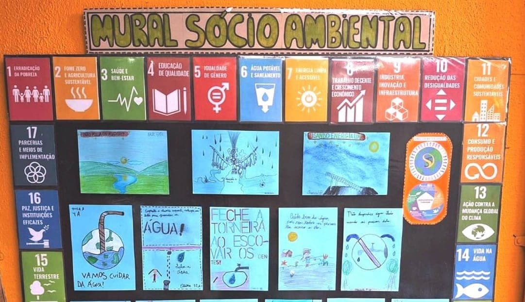 Mural Sócio Ambiental com os 17 ODS e desenhos dos alunos sobre a água, como "Feche a torneira ao escovar os dentes"