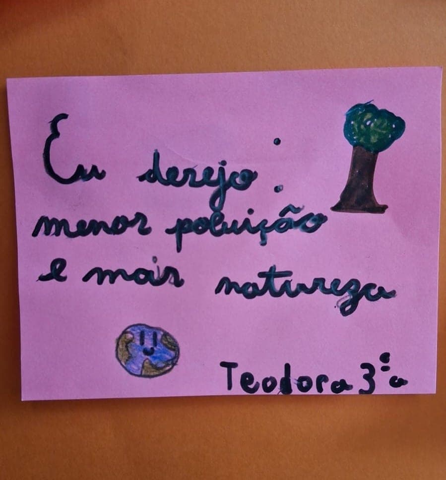 Bilhete com desenho de árvore e da Terra sorrindo: Eu desejo menos poluição e mais natureza