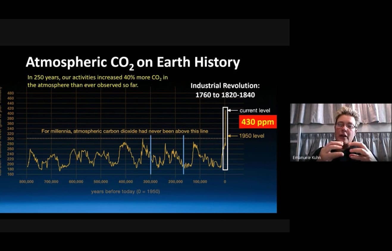 Ema Kuhn em videochamada apresenta gráfico do CO2 atmosférico na história da Terra, com nível atual de 430 ppm
