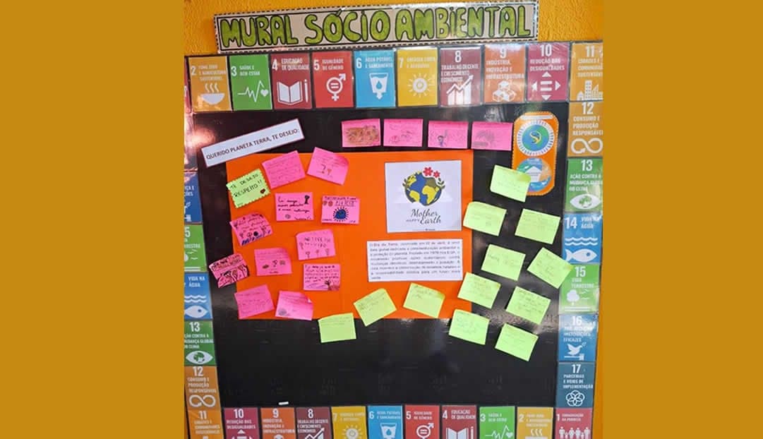 Mural Sócio Ambiental com mensagens dos alunos em post-its sob o título "Querido Planeta Terra, te desejo"