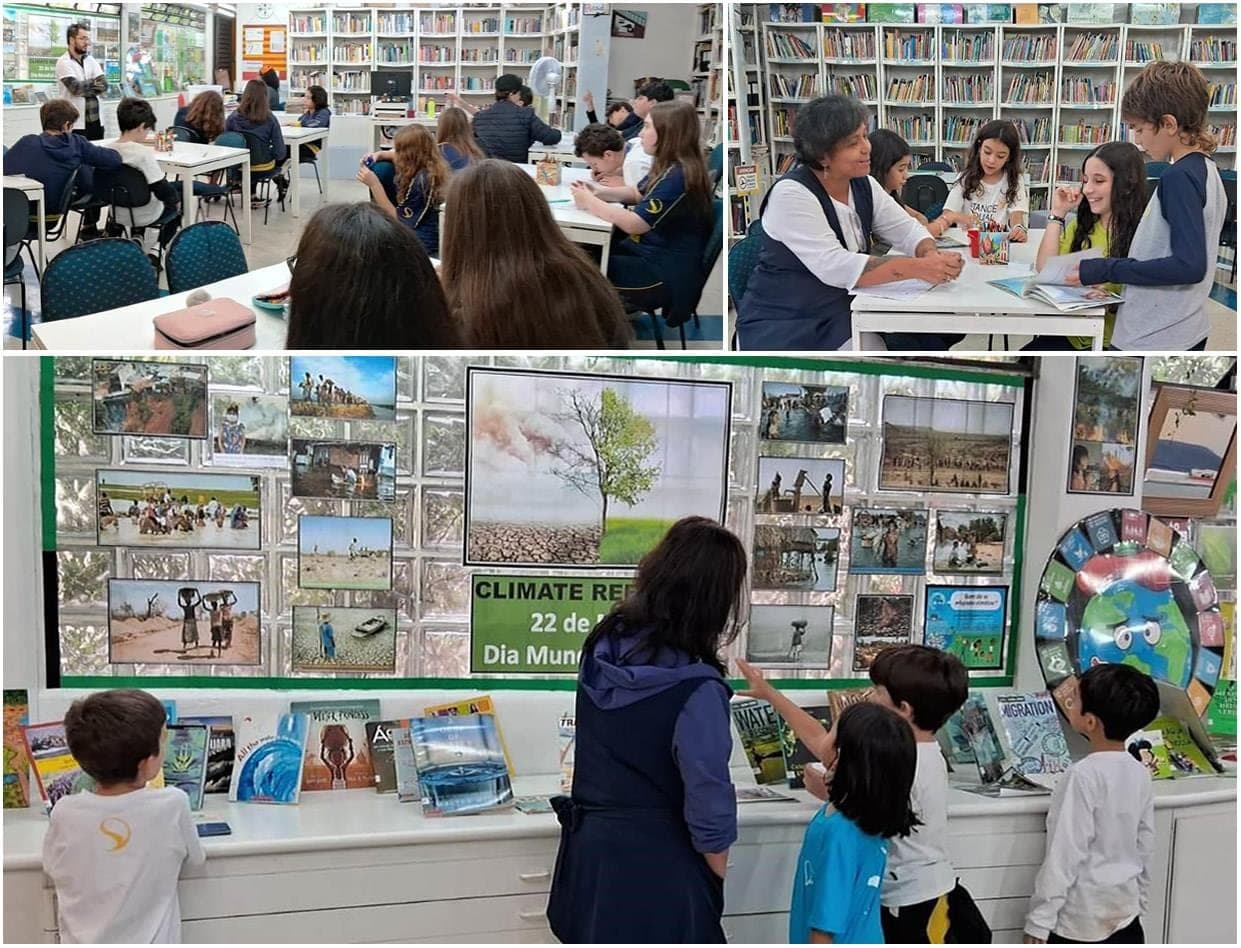 Alunos na biblioteca e diante do painel Climate Refugees, com fotos e livros sobre refugiados climáticos