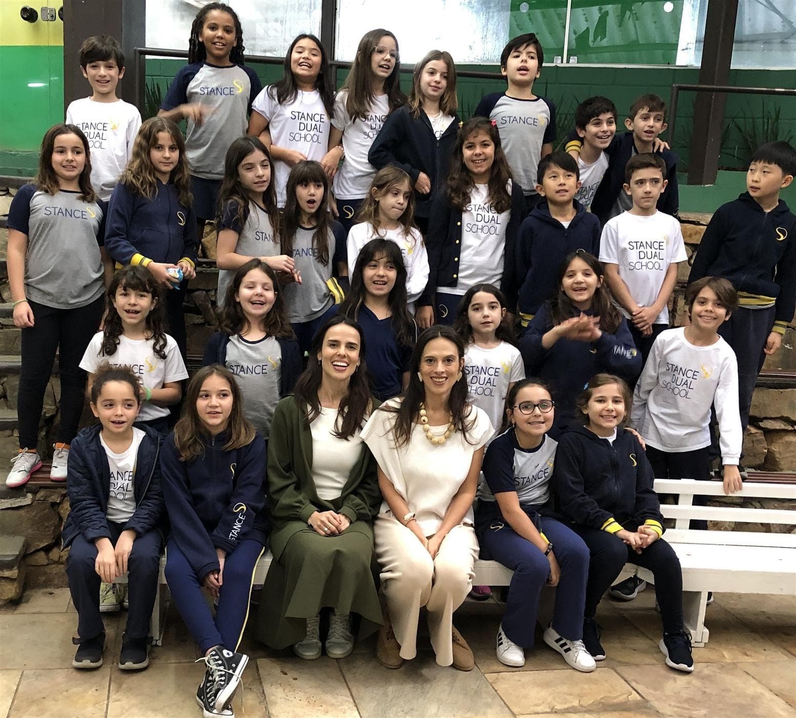 As irmãs Verdes Marias sentadas em um banco com a turma do 4º ano