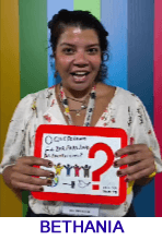 Bethania, participante da COP30, segura a pergunta desenhada por um aluno da Stance