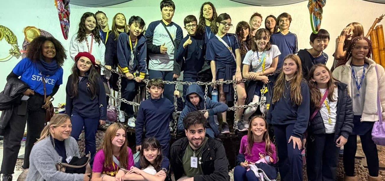 Alunos e educadores reunidos em grupo durante visita ao Instituto Laramara
