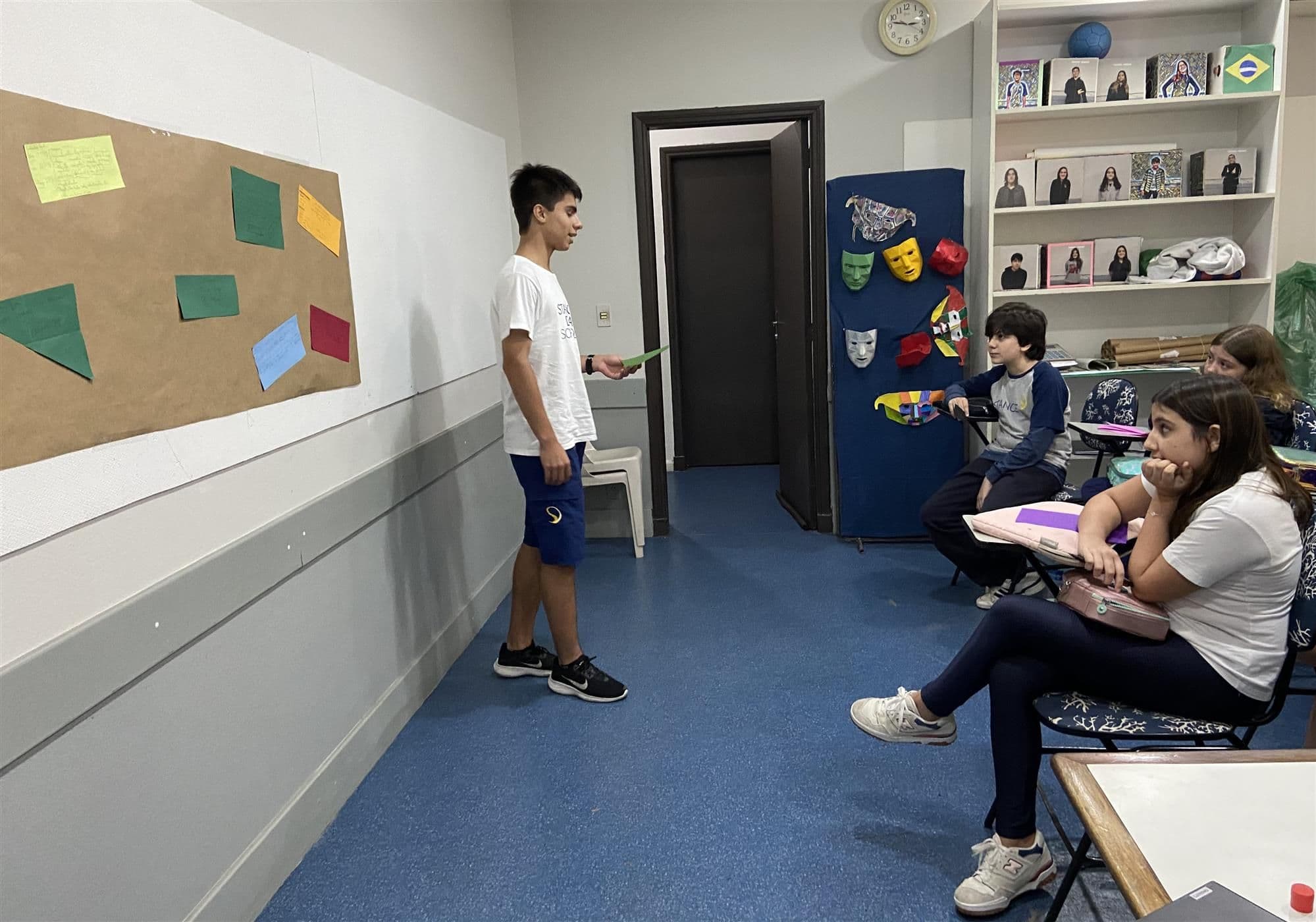 Alunos montam no laboratório peças de papel reciclado com sementes e mensagens presas por barbante