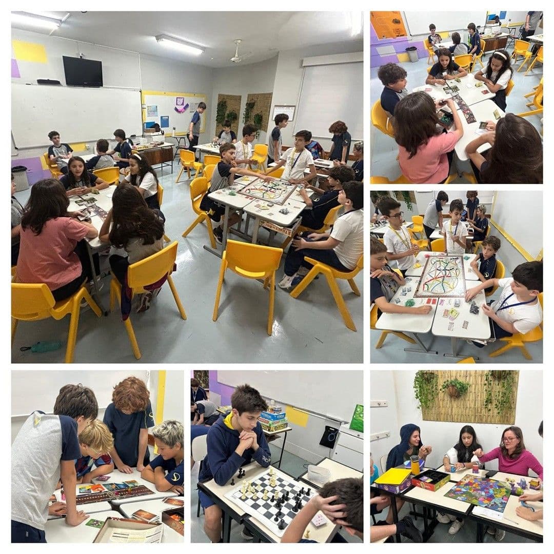 Montagem: alunos jogam xadrez, jogos de cartas e de tabuleiro em grupos na sala de aula
