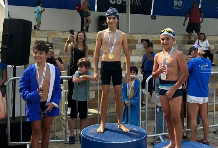 Nadadores da Stance com medalhas no pódio da prova de natação nas Olimpíadas da Hebraica