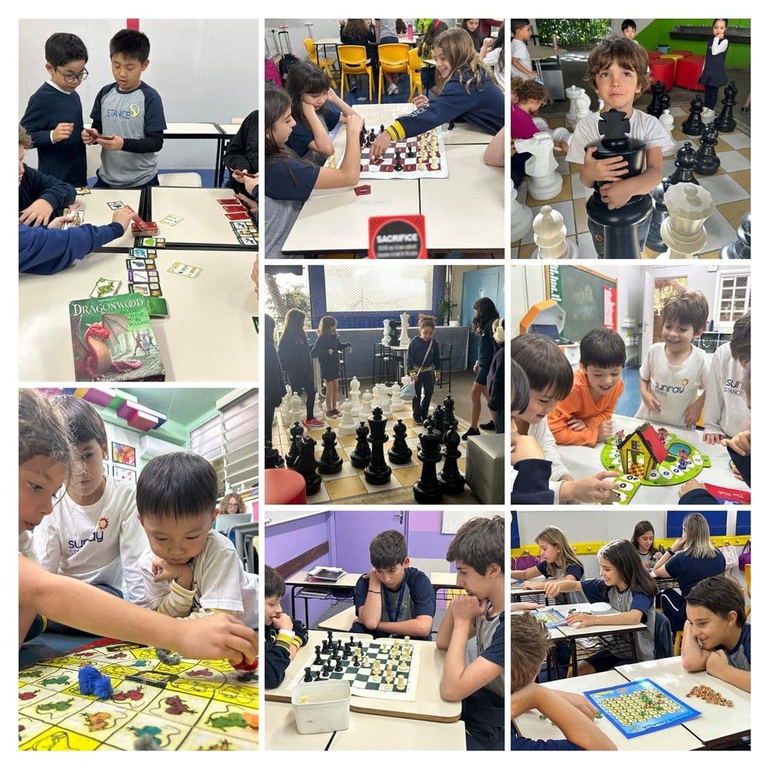 Mosaico de fotos de alunos de várias idades jogando xadrez, xadrez gigante e jogos de tabuleiro e de cartas