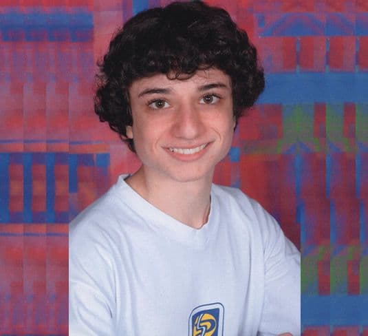Retrato de Dani Barki Minkovicius sorrindo, de camiseta branca