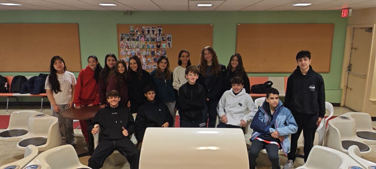 Alunos reunidos em uma sala de boliche