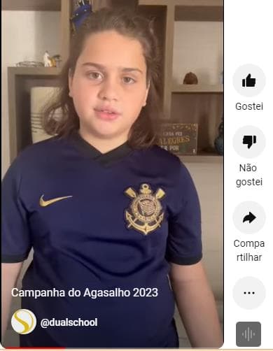 Quadro do vídeo de divulgação Campanha do Agasalho 2023, com aluno falando para a câmera