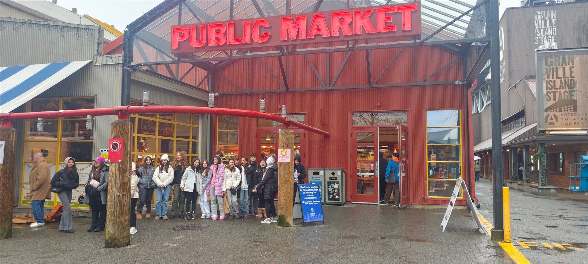 Grupo de alunos em frente ao Public Market da Granville Island