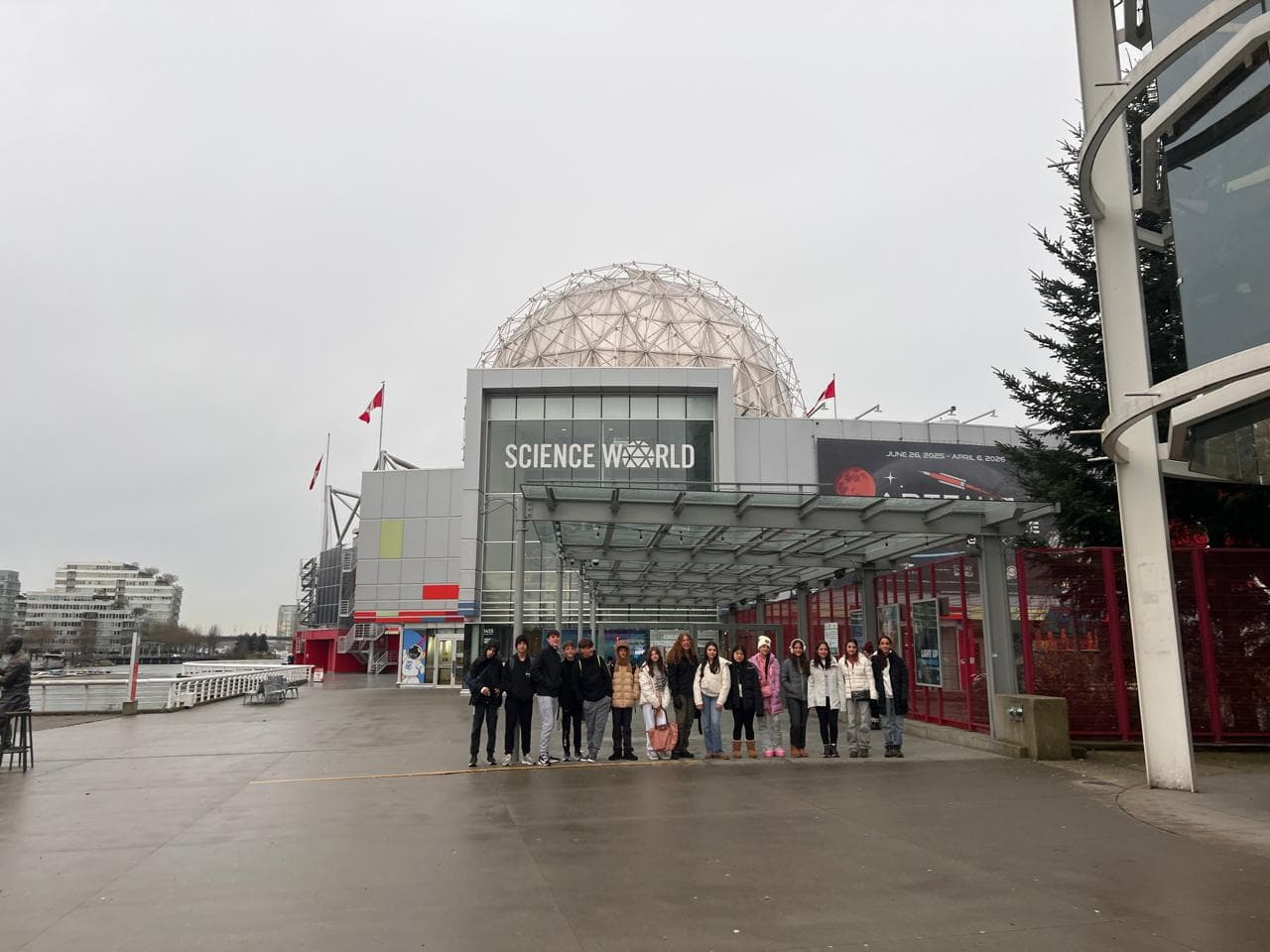 Grupo de alunos diante da entrada do Science World
