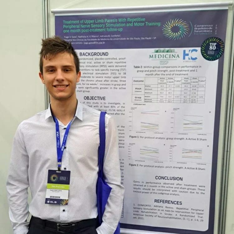 Tiago Voigt Gava ao lado de seu pôster científico no Congresso Brasileiro de Neurologia