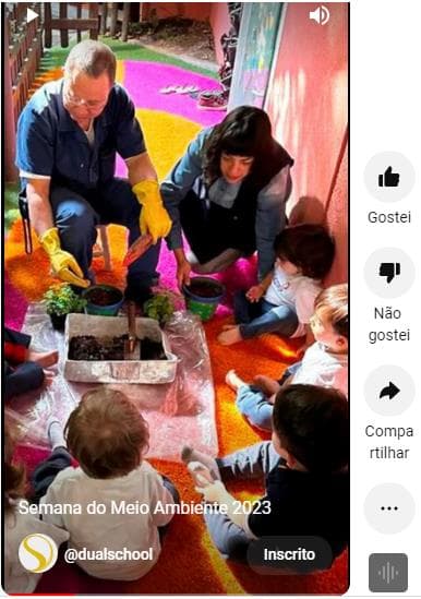 Vídeo Semana do Meio Ambiente 2023: adultos plantam mudas em vasos com crianças pequenas sentadas ao redor