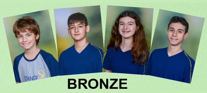 Retratos de quatro alunos medalhistas de bronze na OLITEF, com a palavra BRONZE abaixo
